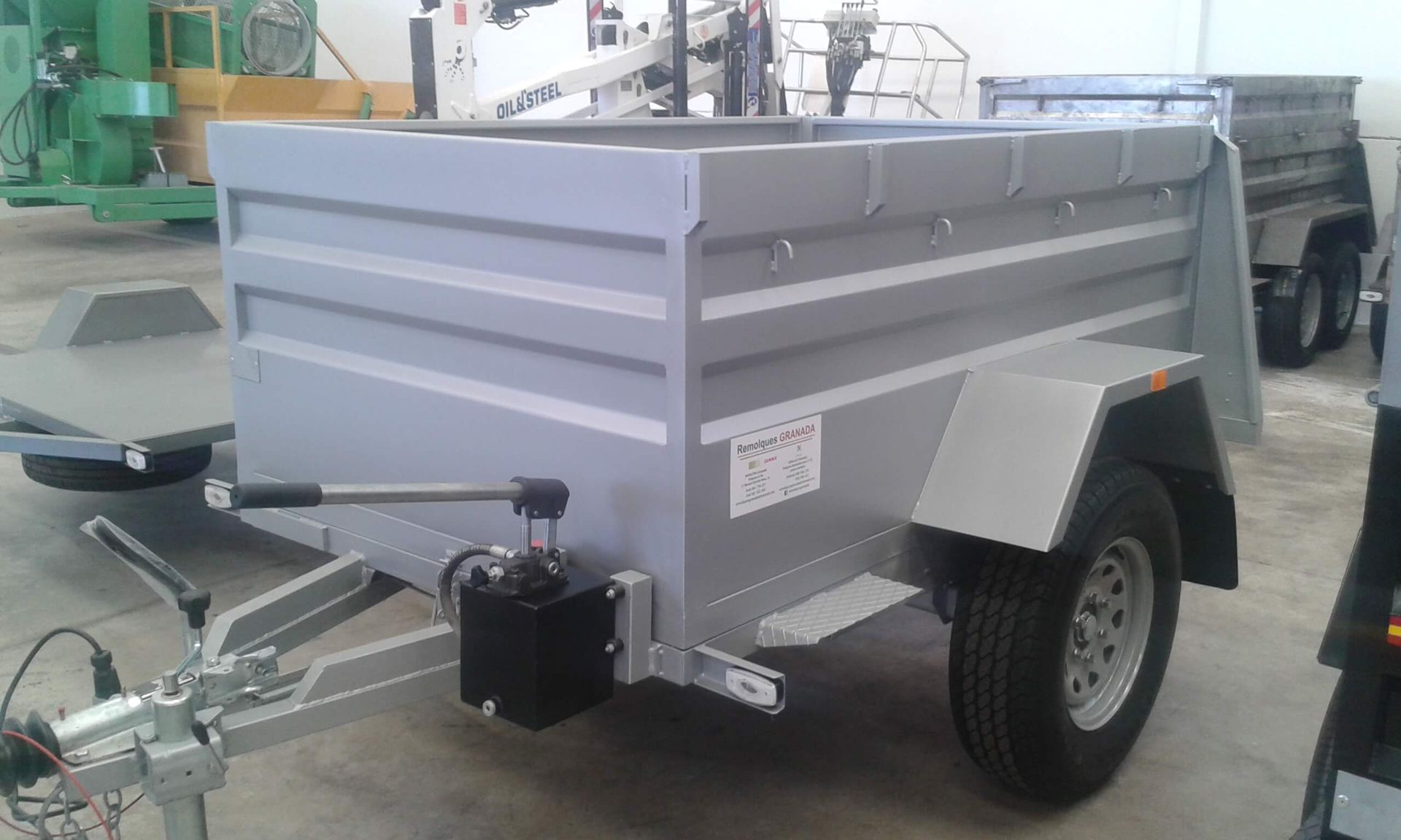 Un pequeño remolque está estacionado en un almacén.