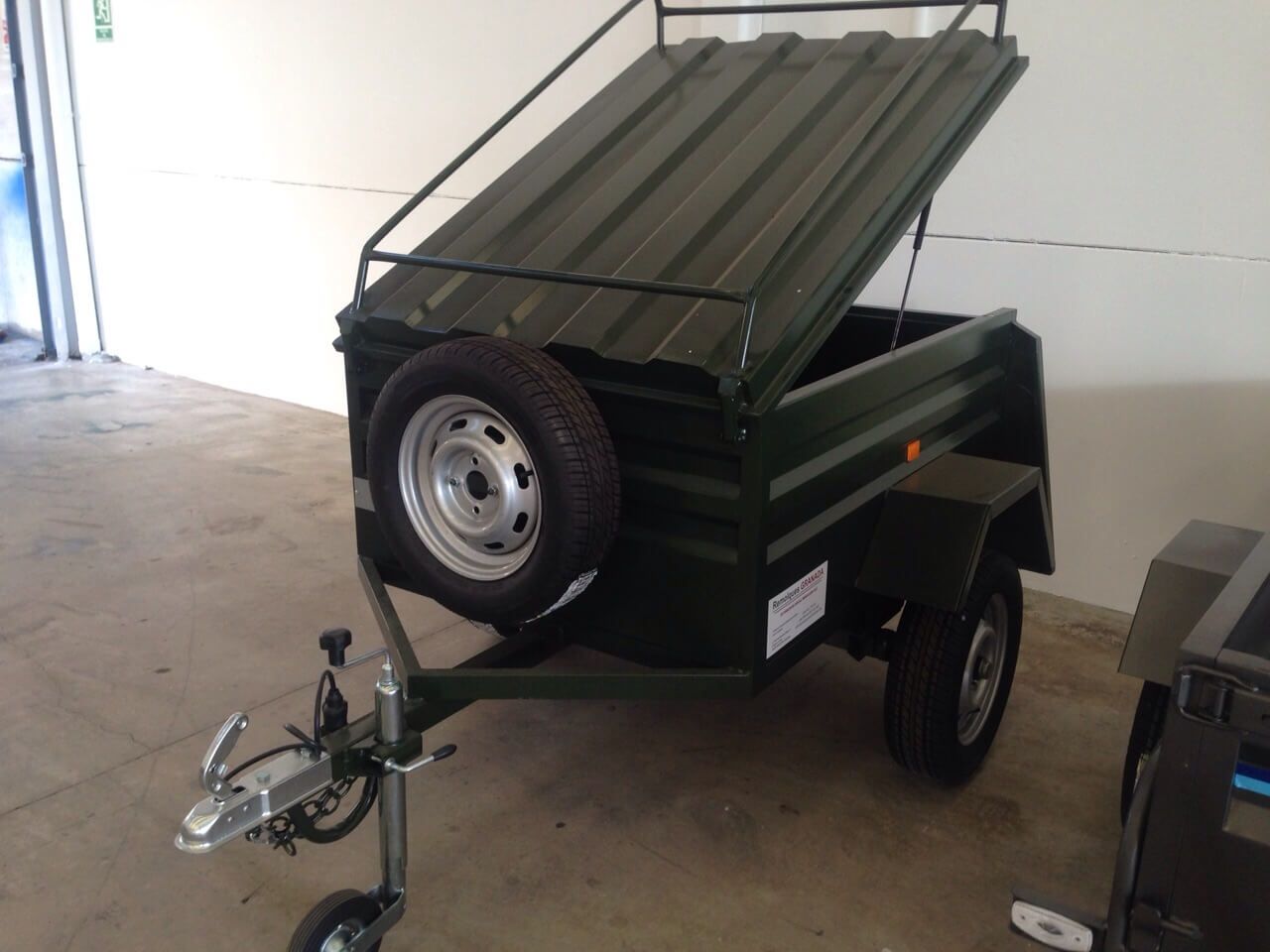 Un remolque verde con un techo abierto