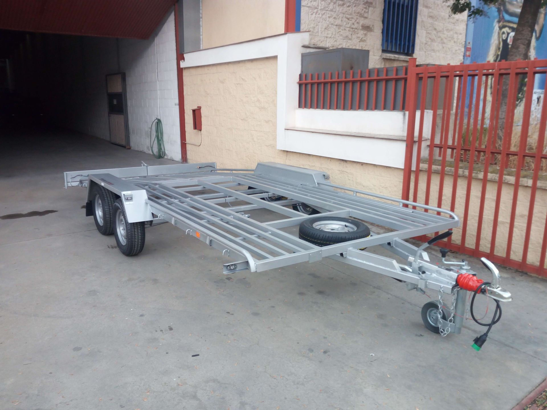 Un remolque está estacionado en un estacionamiento frente a un edificio.