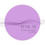 Logotipo con un c&iacute;rculo morado, patrones de l&iacute;neas onduladas y el texto "TUNE_IN Terapias alternativas Coaching".