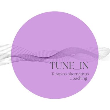 Logotipo con un c&iacute;rculo morado, patrones de l&iacute;neas onduladas y el texto "TUNE_IN Terapias alternativas Coaching".
