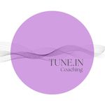 Logotipo con un c&iacute;rculo morado, patrones de l&iacute;neas onduladas y el texto "TUNE_IN Terapias alternativas Coaching".