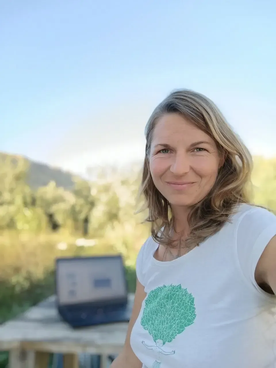 Una camilla de terapia cuenta con siete tarjetas con símbolos de chakras dispuestas sobre un tapete morado