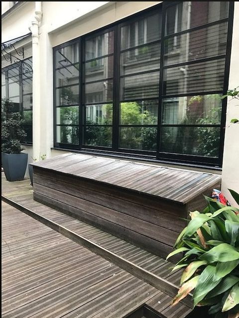 Fenêtre qui recouvre un mur avec un bord en brique