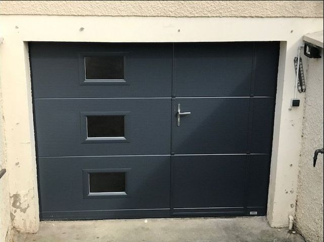 Porte d'entrée avec 3 vitres à côté de l'ouverture