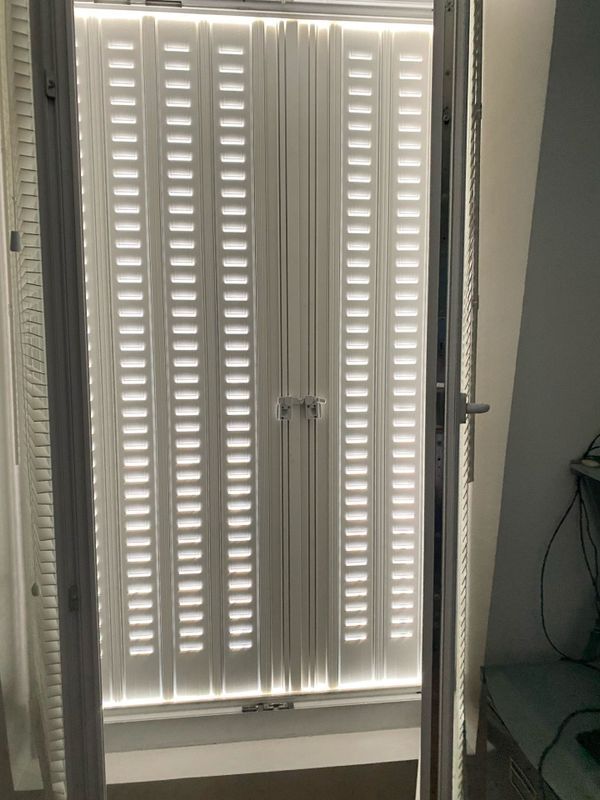 Volets à battant blancs fermés de l'intérieur