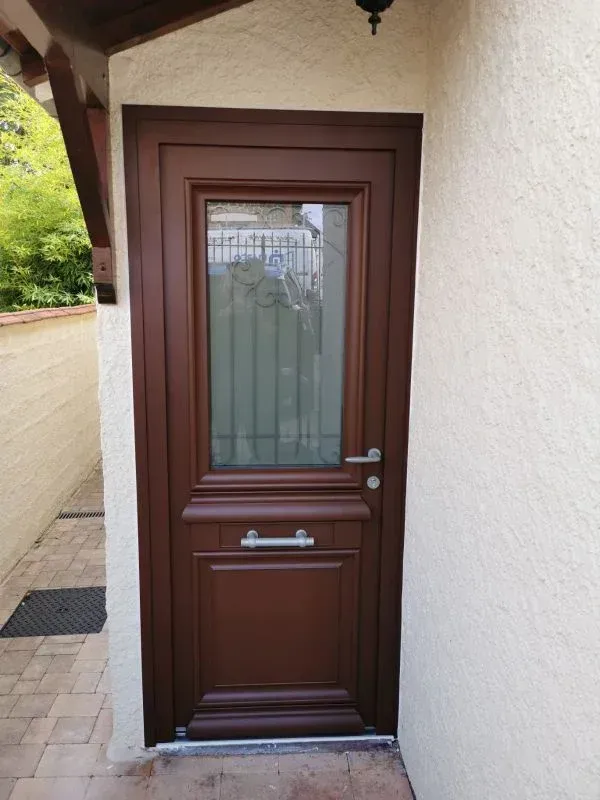 Porte vitrée en bois sombre