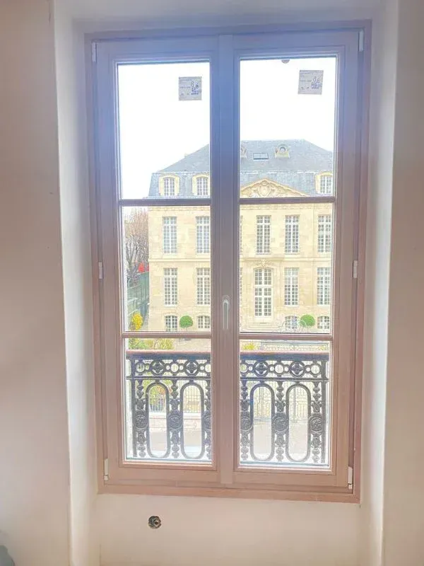 Fenêtre avec un garde-corps donnant sur une mairie