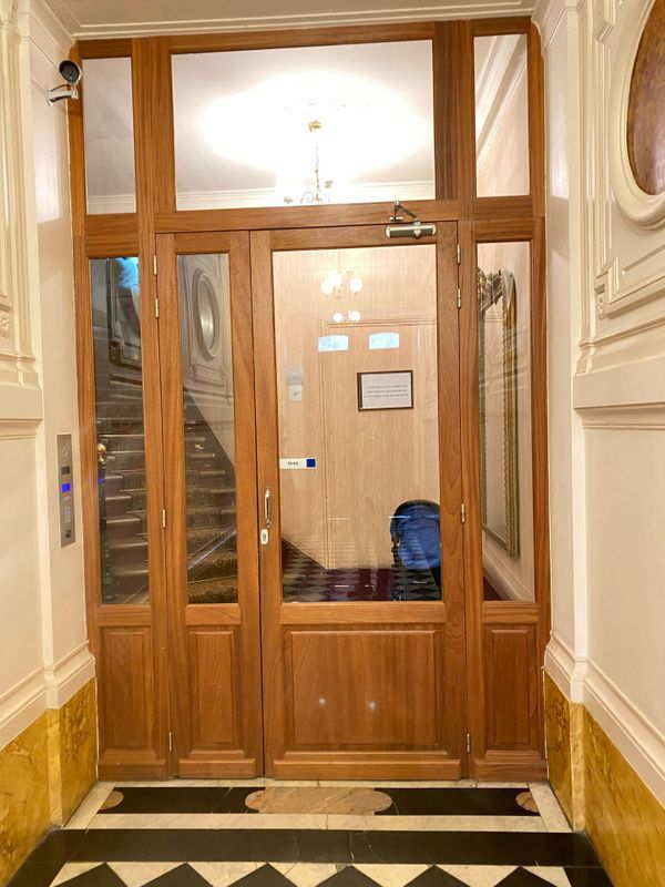 Porte d'entrée d'immeuble en bois