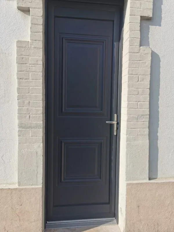 Porte d'entrée classique noire en bois