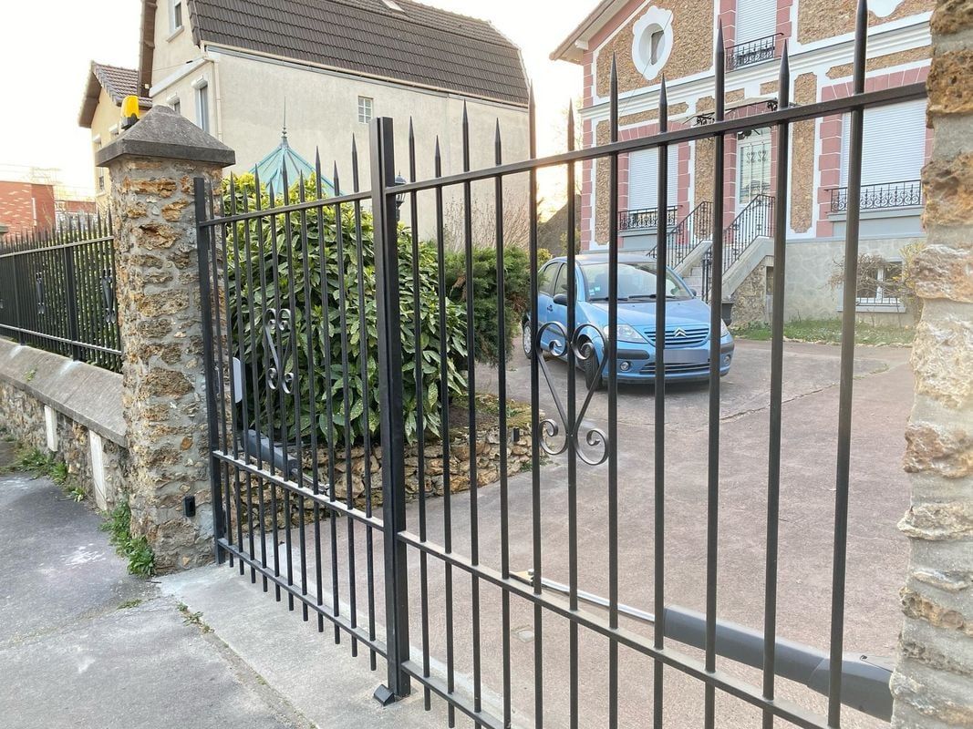 Portail peint en noir