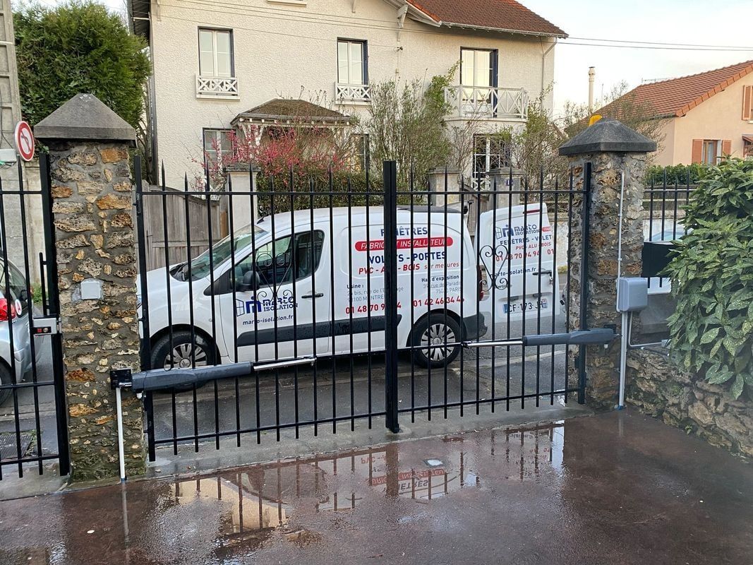 Portail noir et son mécanisme