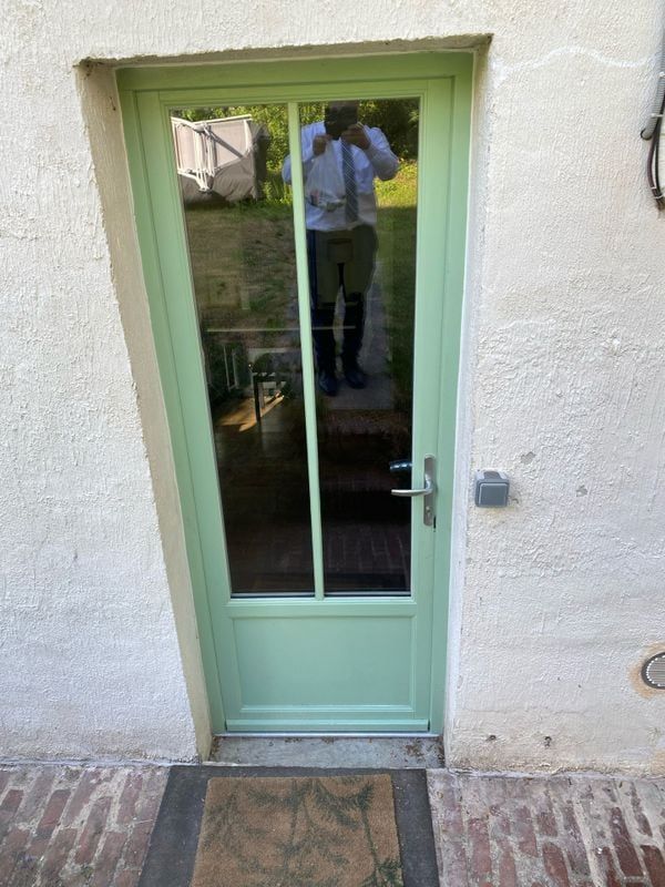 Porte-fenêtre vert claire