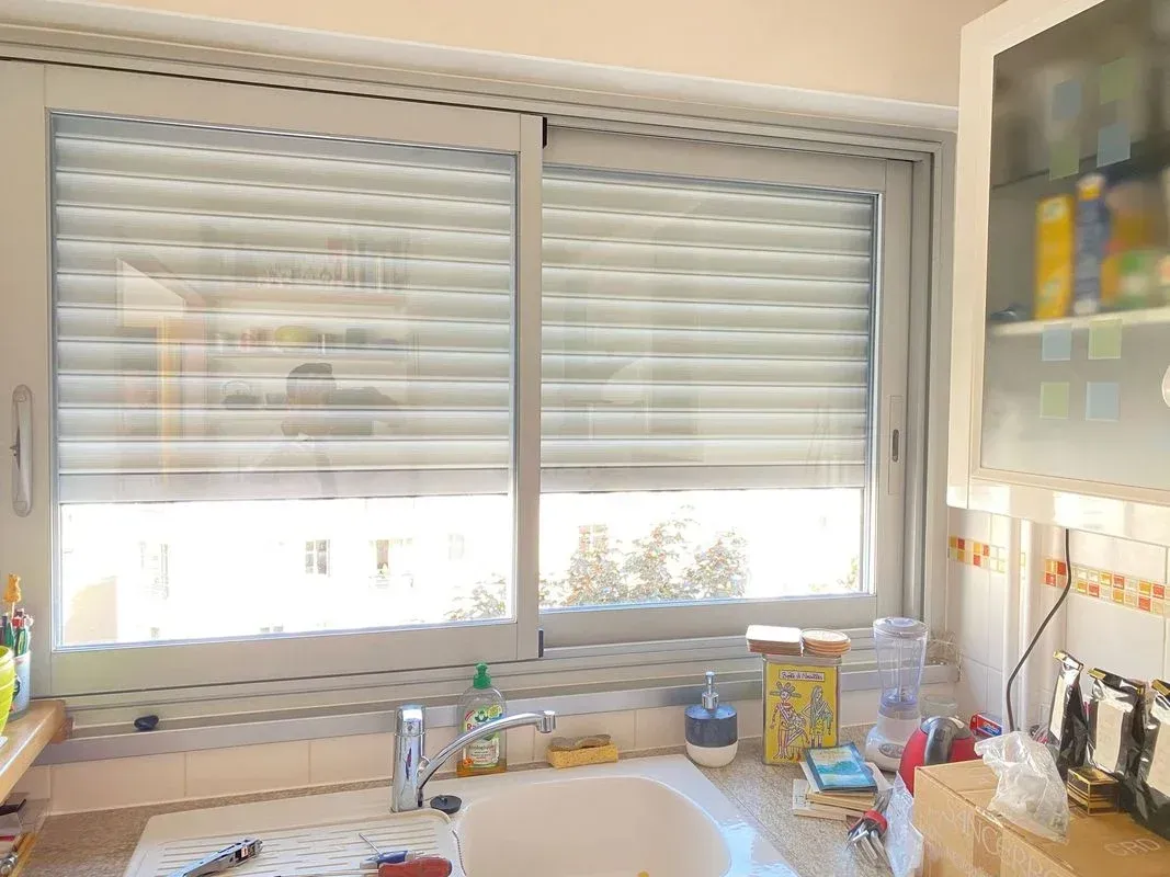 Fenêtre dans un immeuble à Paris