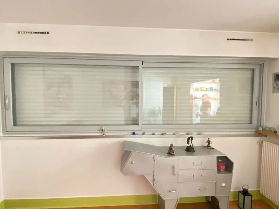 Longue fenêtre avec des volets roulants