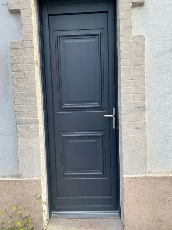 Porte d'entrée bleue en bois