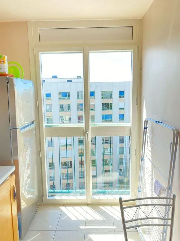 Fenêtre d'une cuisine avec un garde-corps blanc