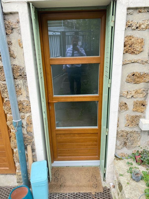 Fenêtre en bois avec des volets vert clair