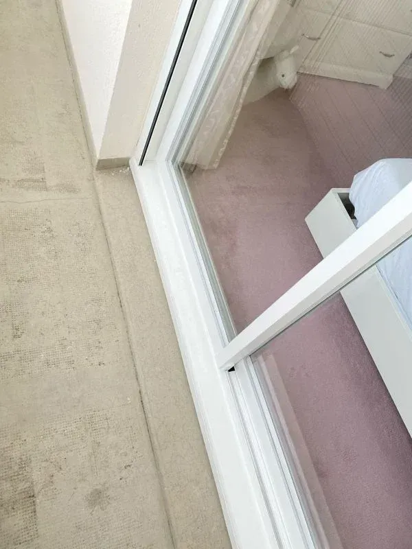 Baie vitrée donnant sur une chambre