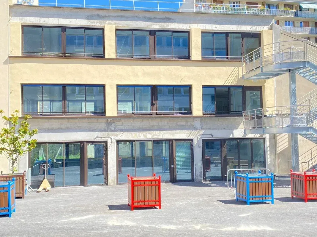 Façade d'un bâtiment de ville avec des portes-fenêtres neuves