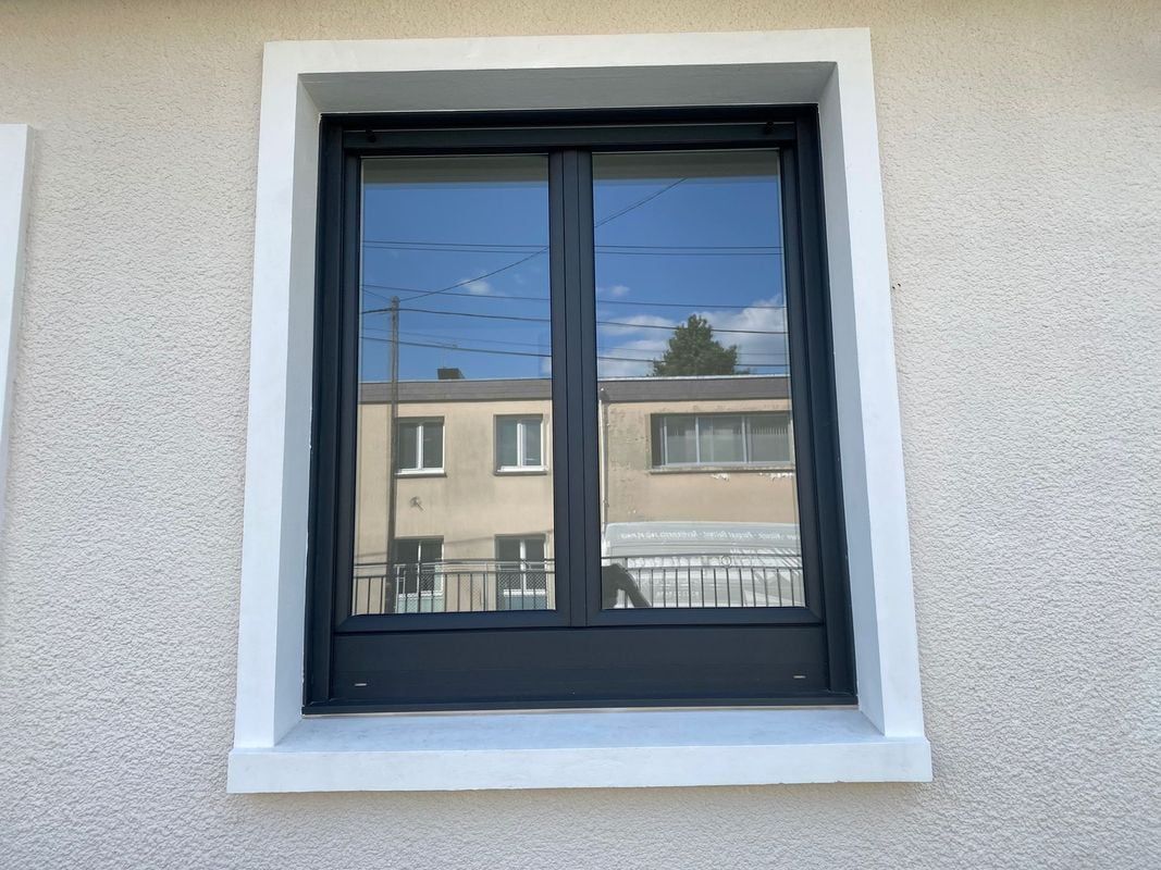 Fenêtre bleue fermé posée sur un mur blanc