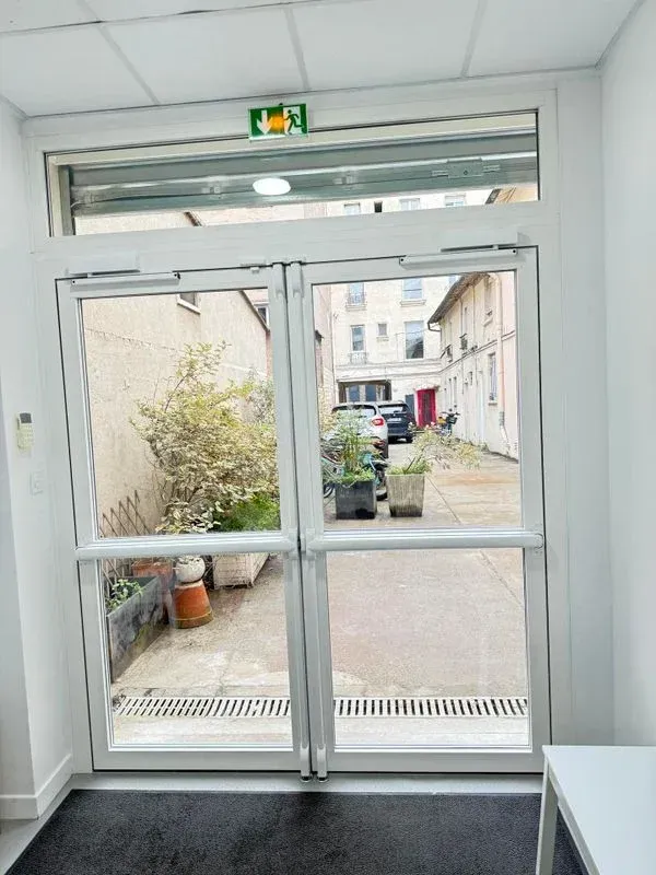 Rénovation de la porte d'entrée d'une école de danse vu de l'intérieur