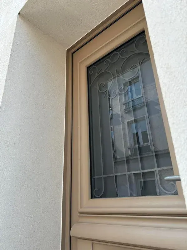 Porte d'entrée vitrée avec des contours en bois clair