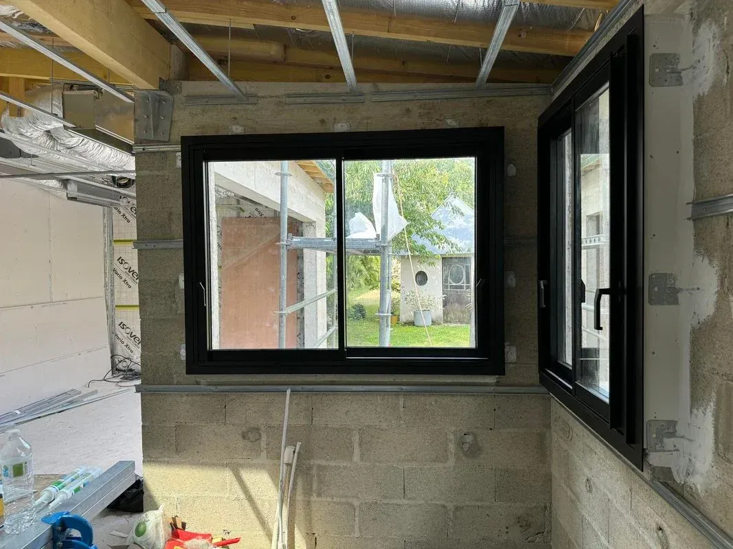 Double fenêtre noire donnant sur le jardin