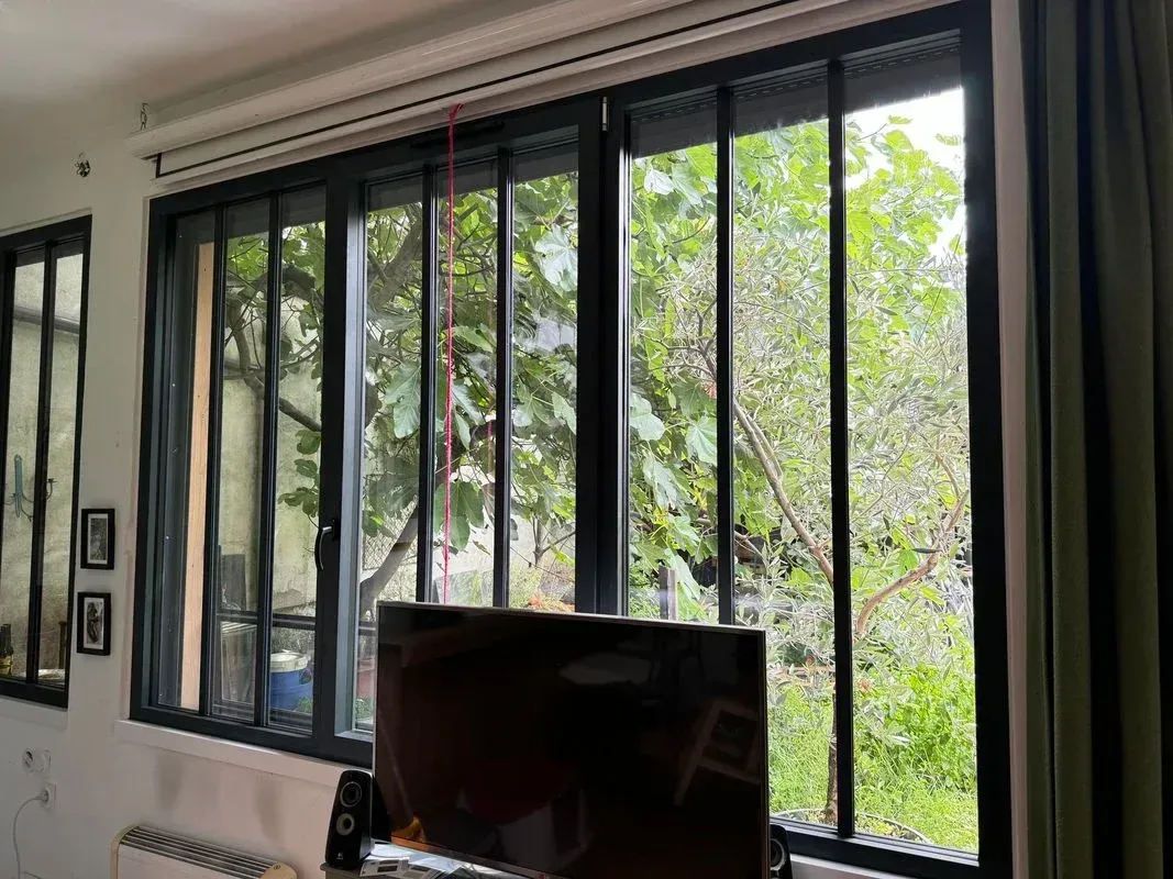 Grande fenêtre donnant sur le jardin