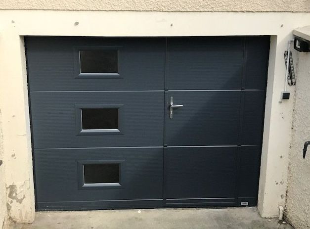 Porte de garage sectionnelle avec une porte d'entrée
