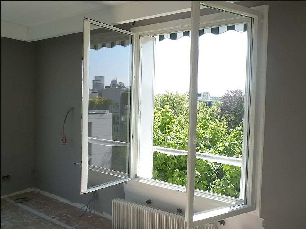 Fenêtre ouverte vers l'intérieur
