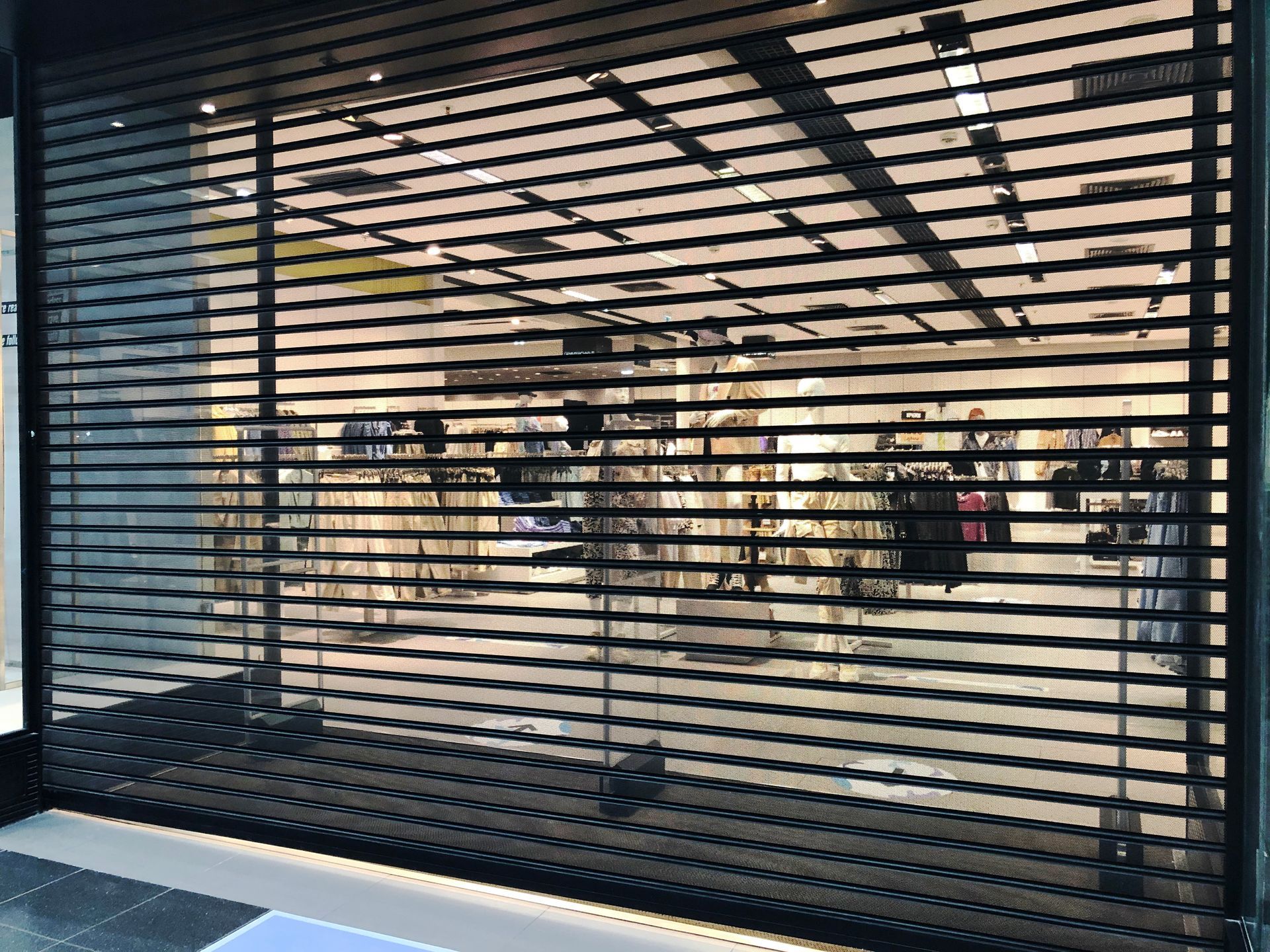 Volet métallique qui ferme un magasin de vêtement