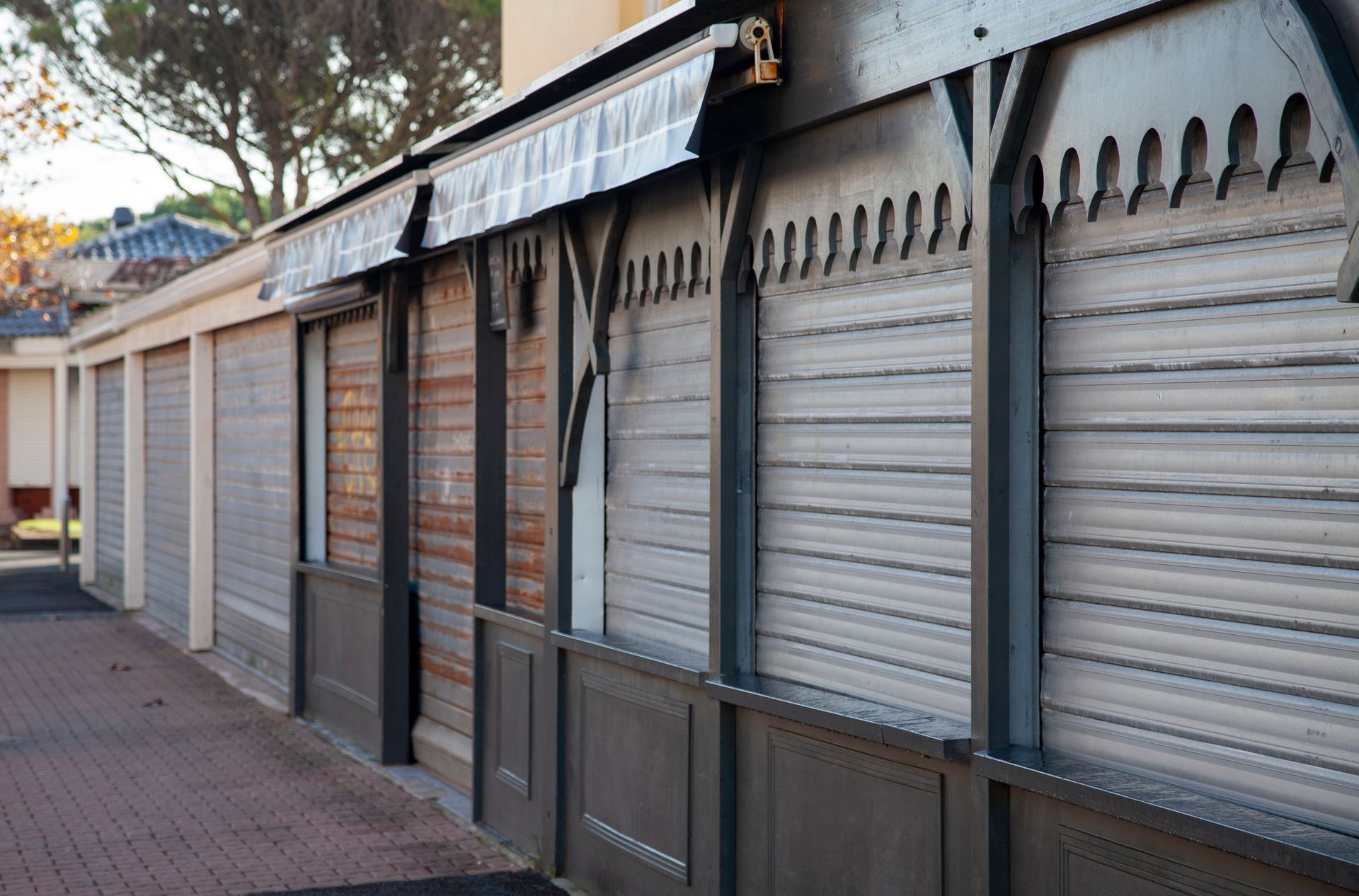 Kiosque fermé avec des rideaux métalliques