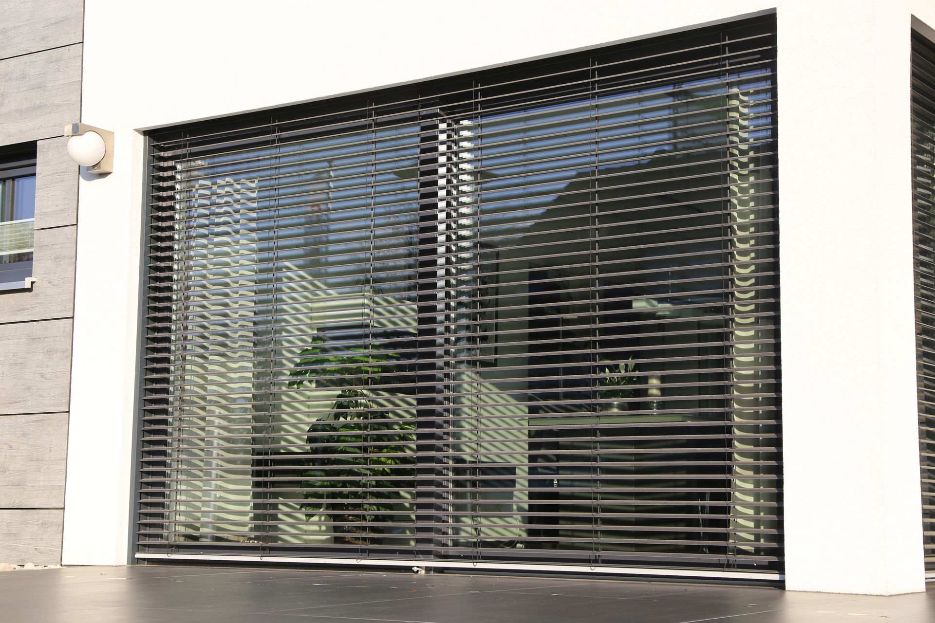 Store vénitien sur une baie vitrée