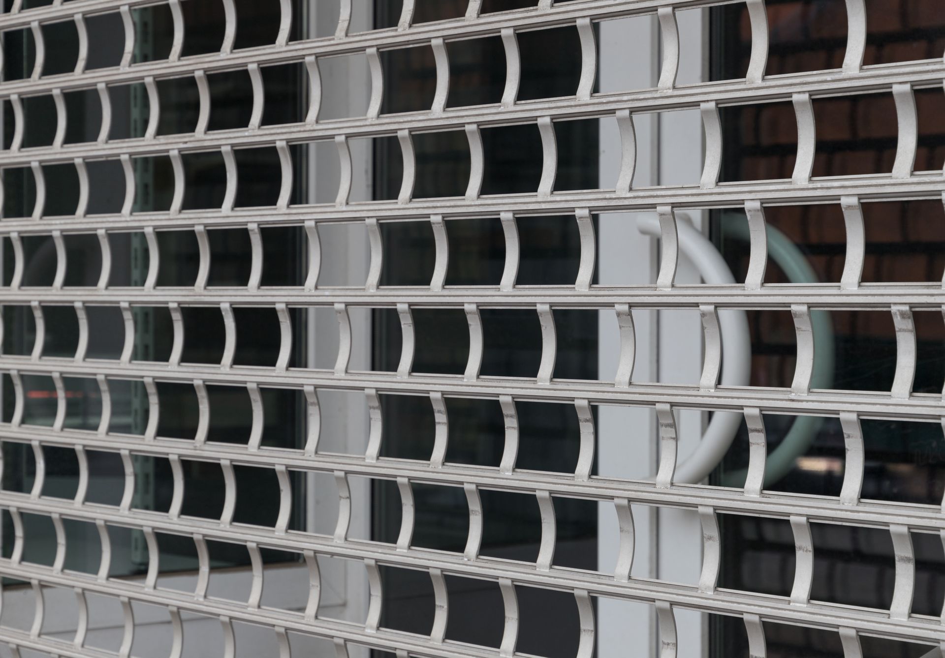 Magasin fermé par une grille métallique