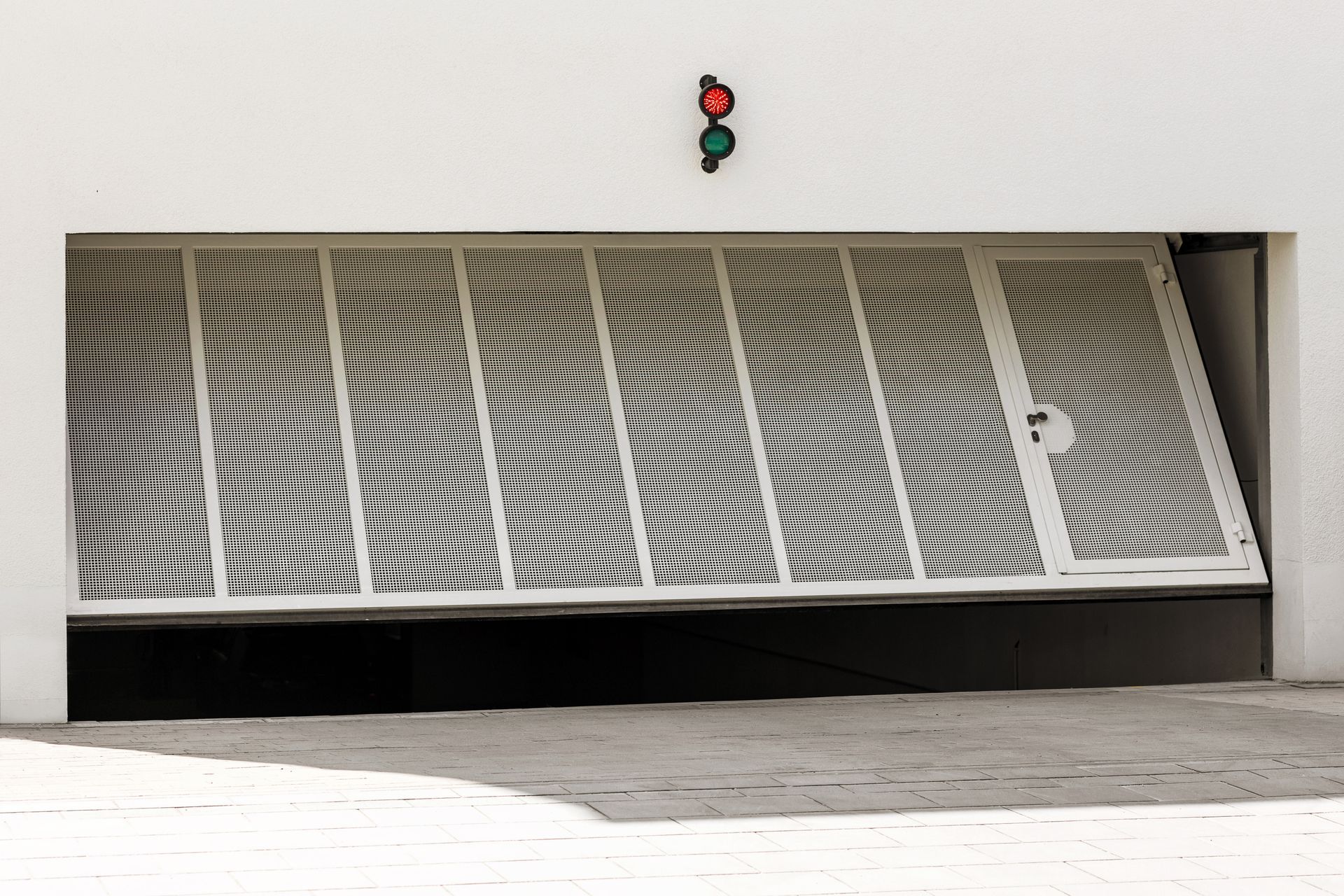 Porte de garage basculante grise