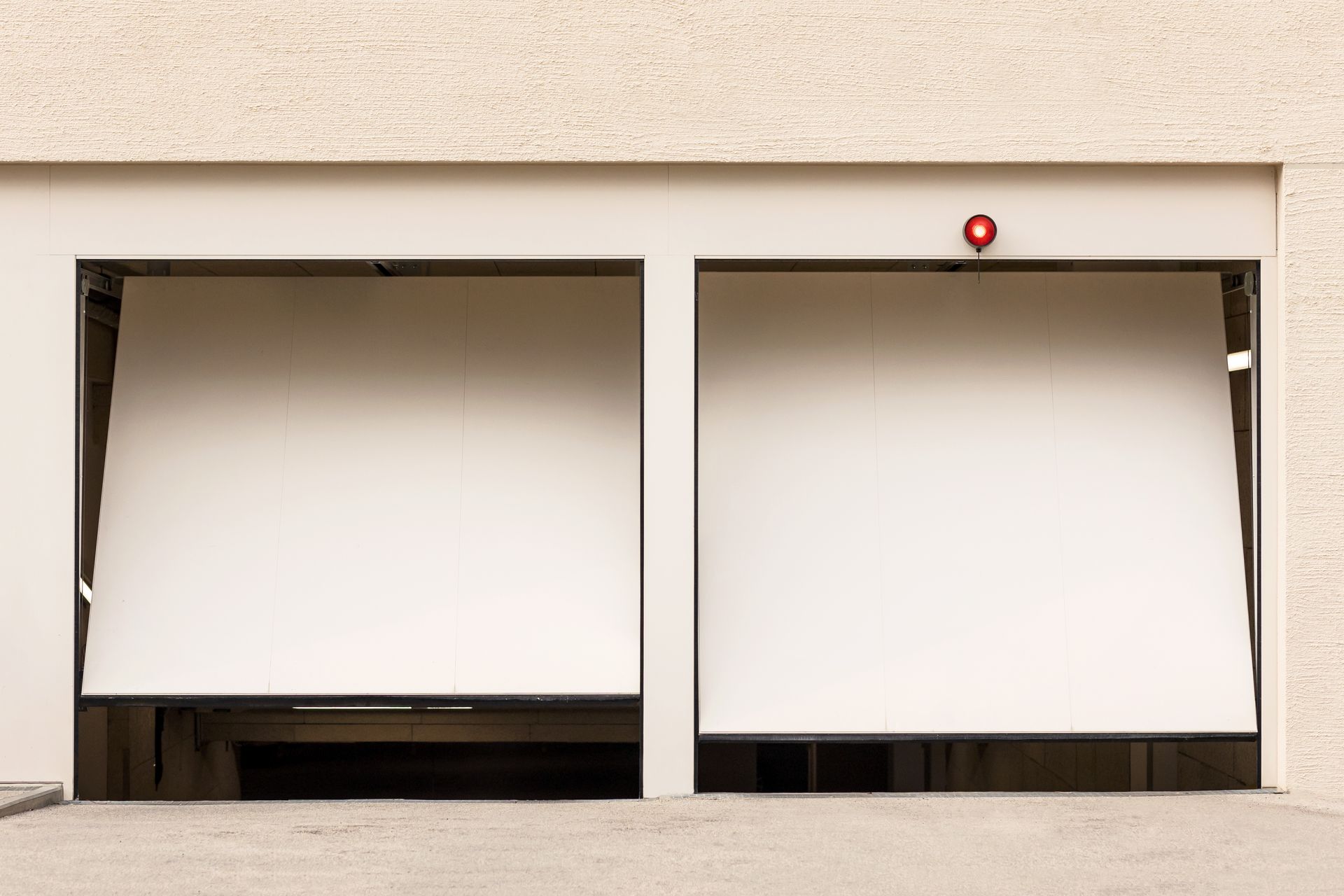 Deux portes de garages blanches qui s'ouvrent