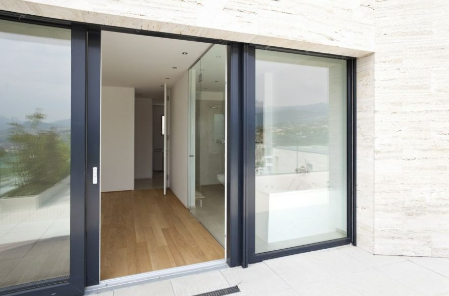 Baie vitrée de maison ouverte