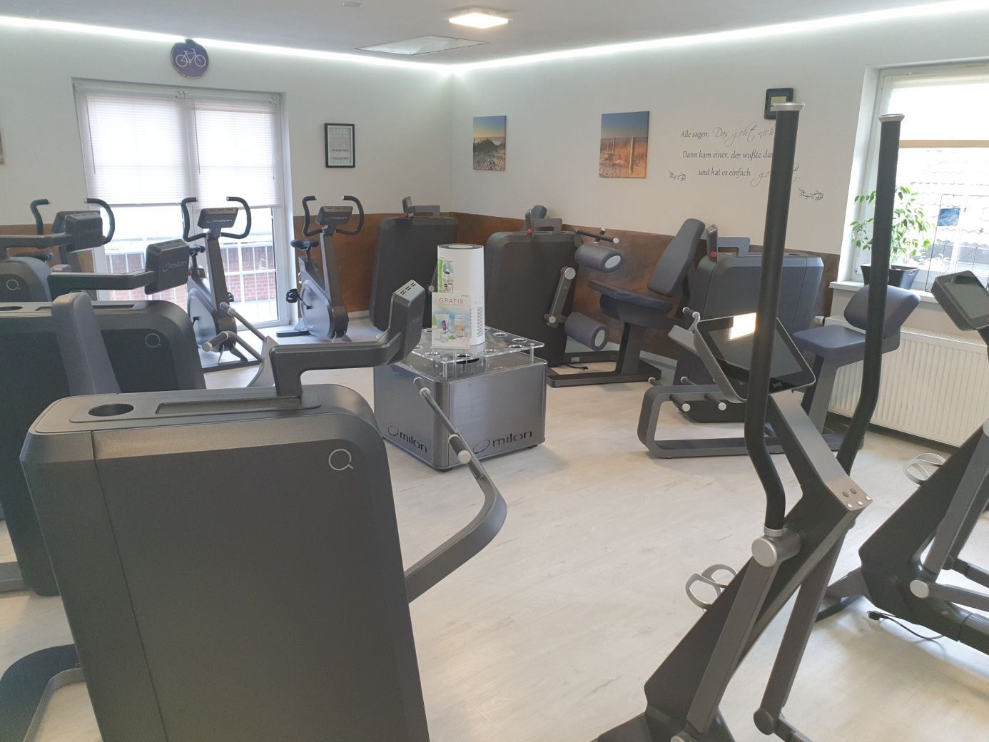 Ein Fitnessstudio mit vielen Trainingsgeräten