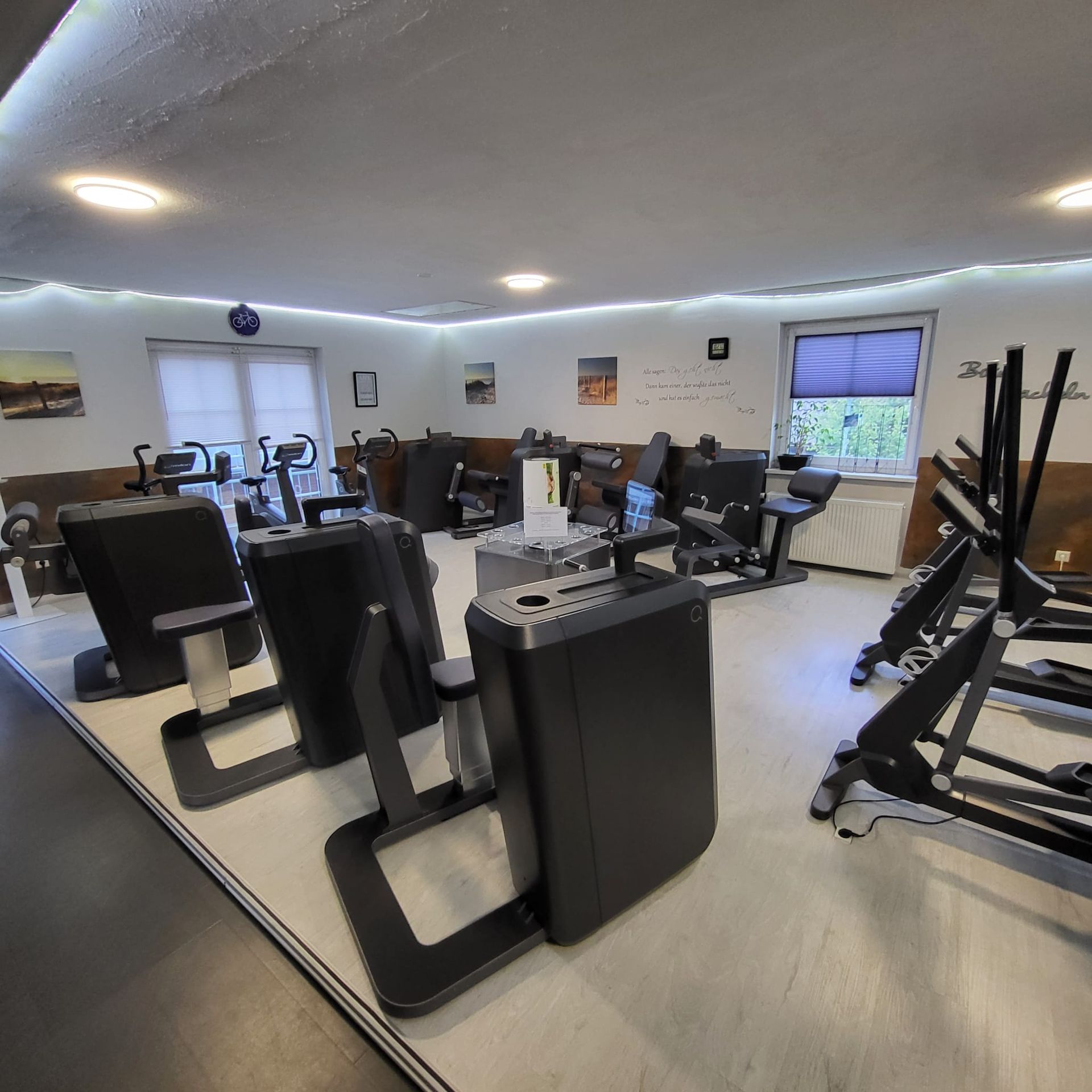 Ein großer Raum mit vielen Trainingsgeräten darin