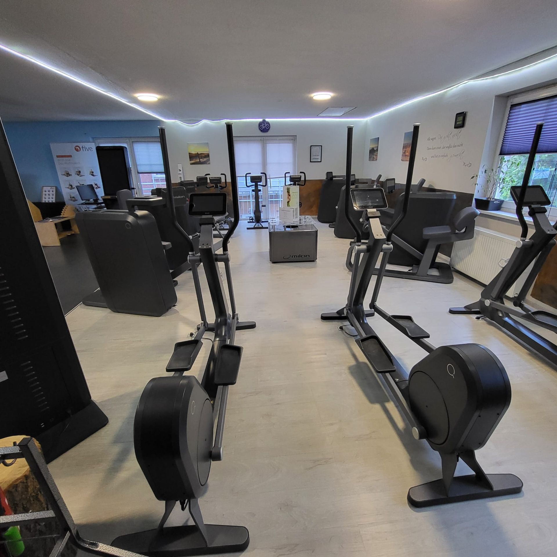 Ein Fitnessstudio mit vielen Heimtrainern und Laufbändern