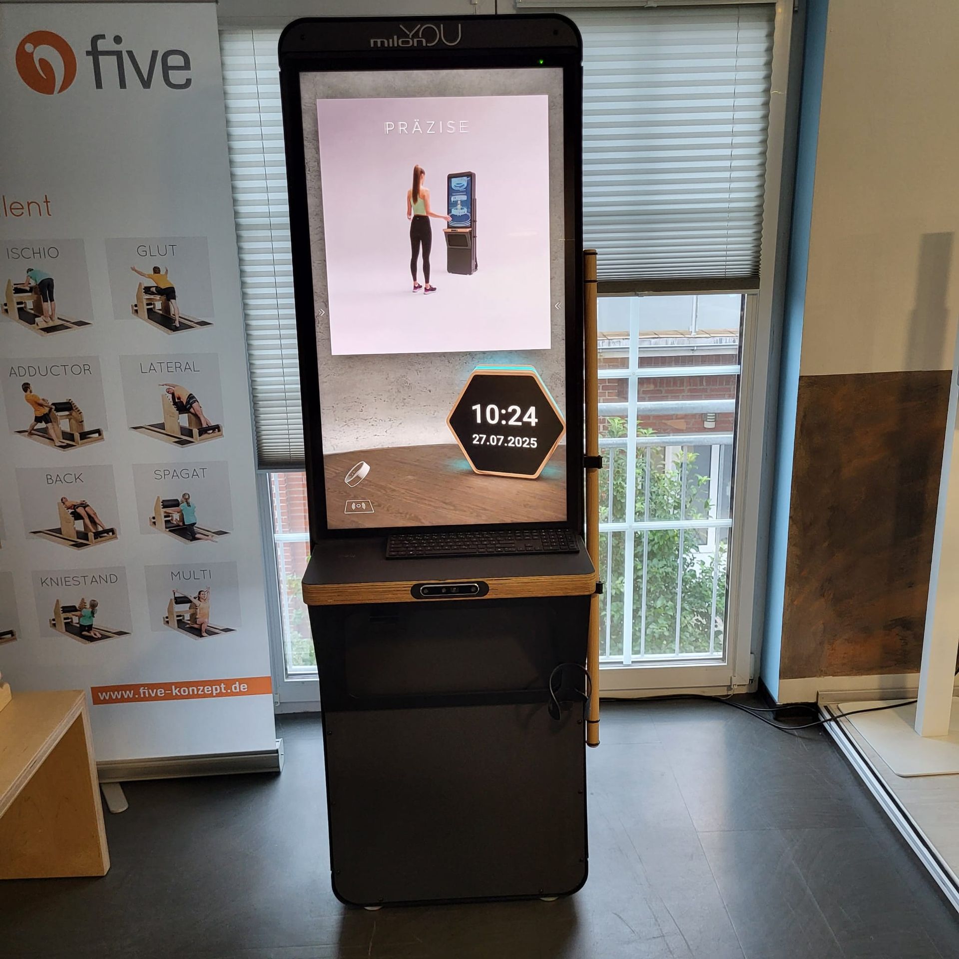 Ein Kiosk mit einem Schild mit der Aufschrift „Fünf“