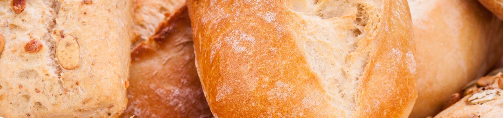 Nahaufnahme verschiedener goldbrauner Brotlaibe.