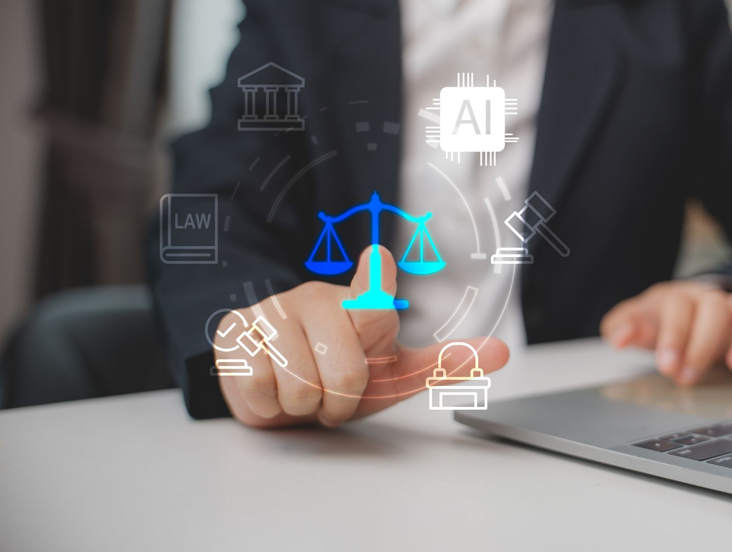 Une personne touchant la balance de la justice entourée de symboles du droit et de l'IA, près d'un ordinateur portable.