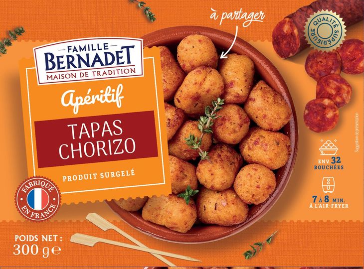 Paquet de tapas Famille Bernadet au chorizo, avec des tranches de chorizo et des herbes.