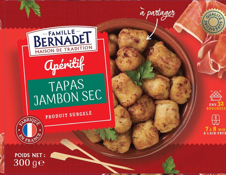 Apéritif Red Bernadet, tapas jambon sec, paquet avec un bol de bouchées de charcuterie sur une table en bois.