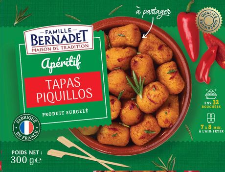 Bernadet tapas piquillos, un assortiment de snacks avec un bol de poivrons grillés.