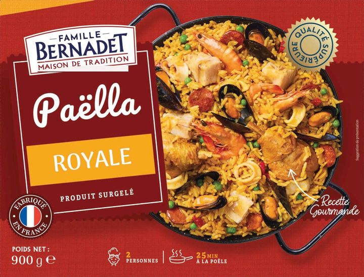 Boîte de paella royale surgelée avec un bol de paella aux fruits de mer à droite.