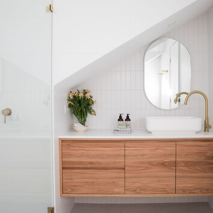 Meuble de salle de bains en bois avec un robinet doré