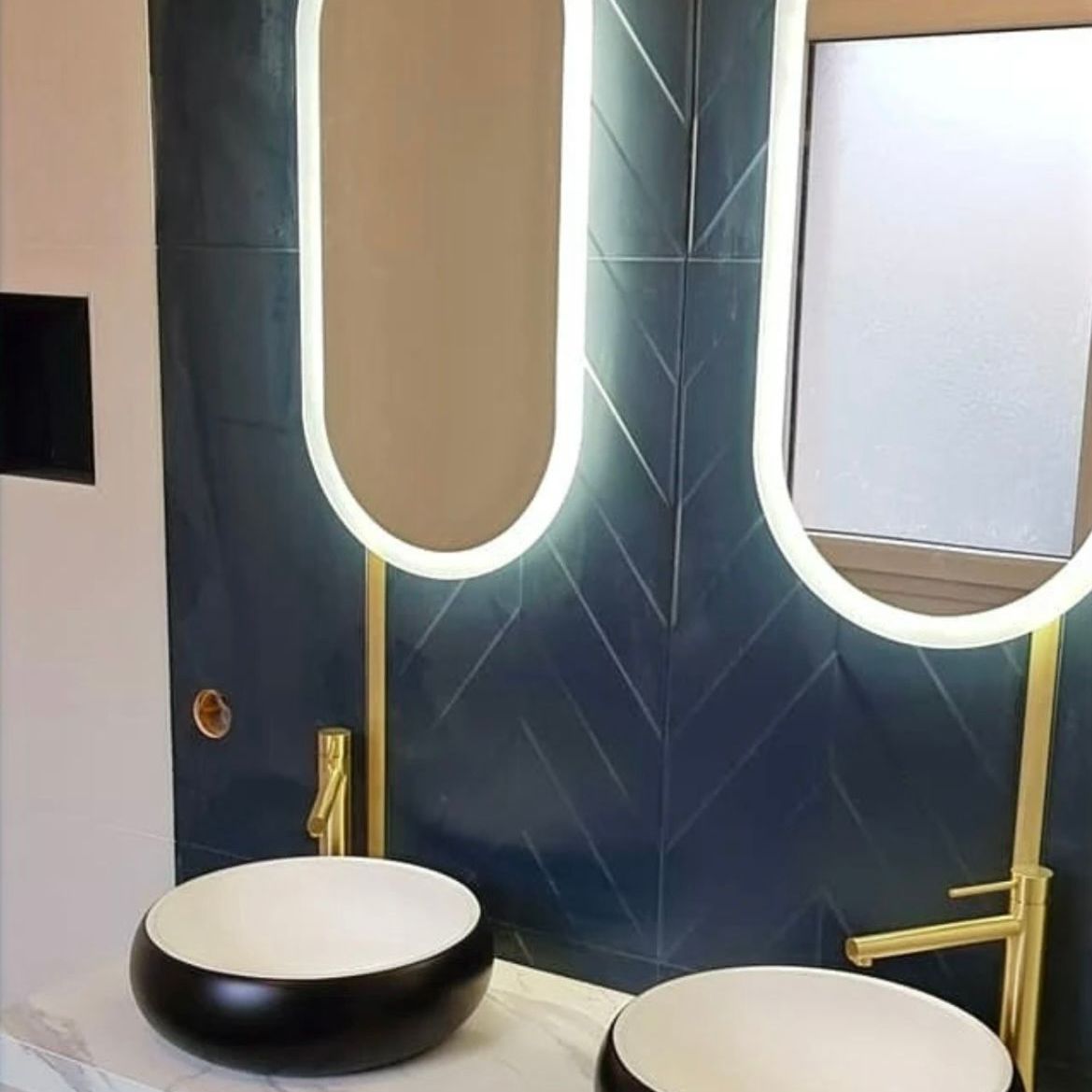Miroirs avec lumière autour dans une salle de bain